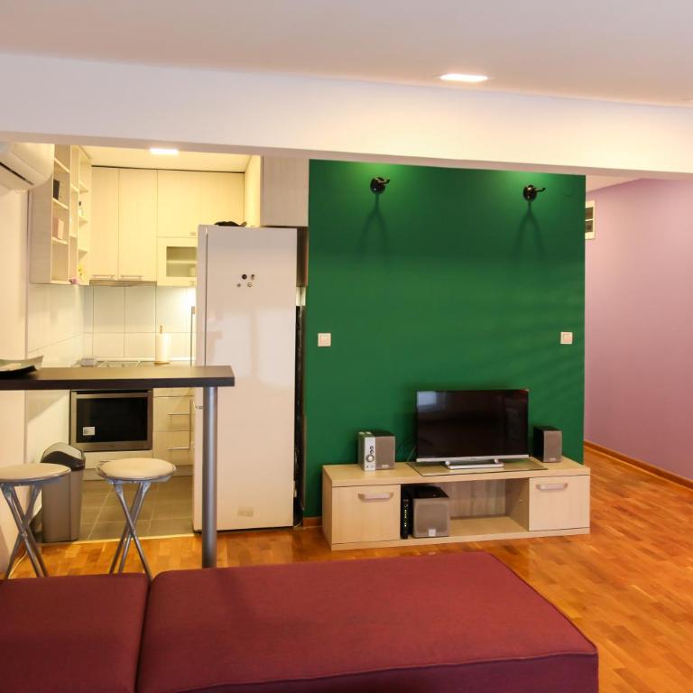 Purple and Green - One-Bedroom Apartment - 15