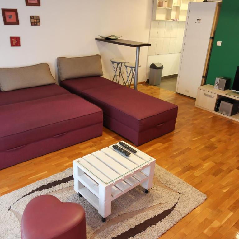 Purple and Green - One-Bedroom Apartment - 22