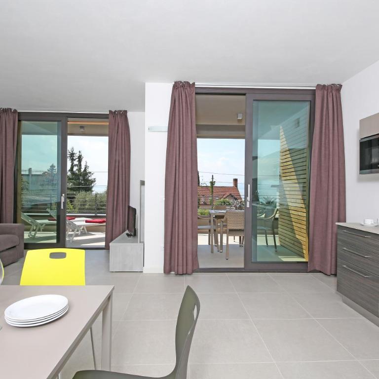 Villa T14 - Appartamento Top con 2 Camere da Letto, Solarium e Vista Lago - 7