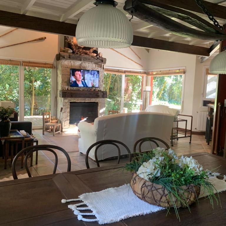 casa Cariloimagine, para 14 personas, con servicios, 3 cuadras de la playa y 3 del centro comercial - Casa - 10