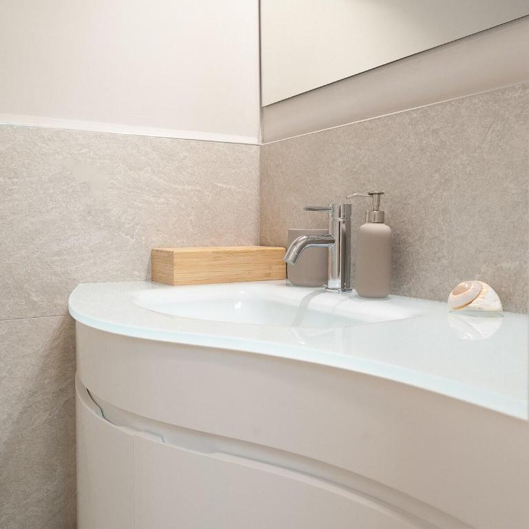 Rimini Centro Loft Open Space Titan's Lair - Appartamento con 2 Camere da Letto - 2