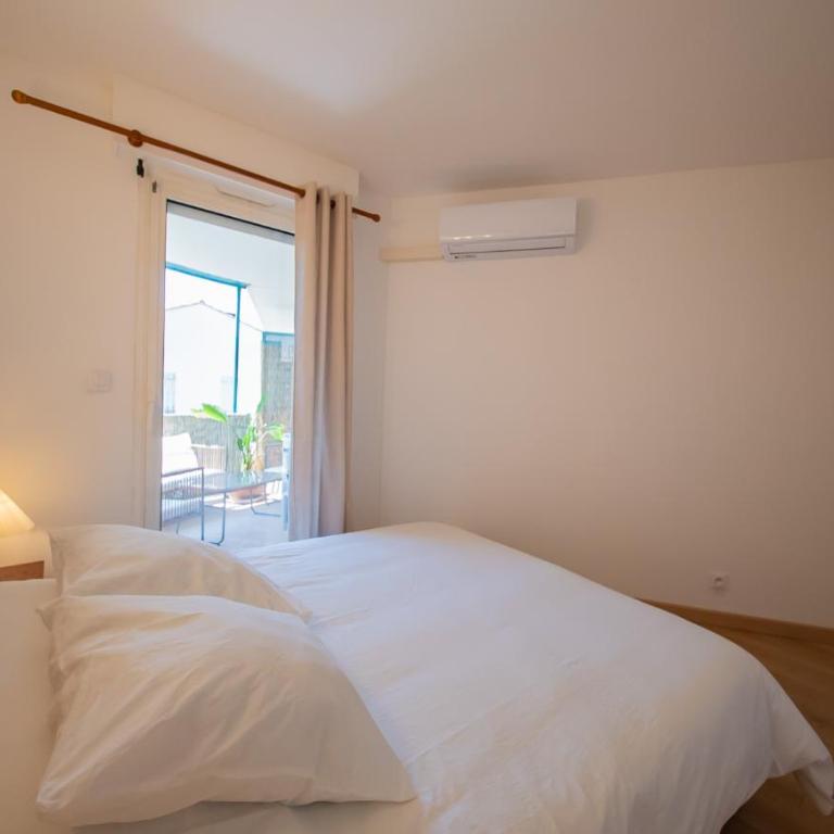 Charmant appartement proche mer - centre ville - Two-Bedroom Apartment with Terrace - 12