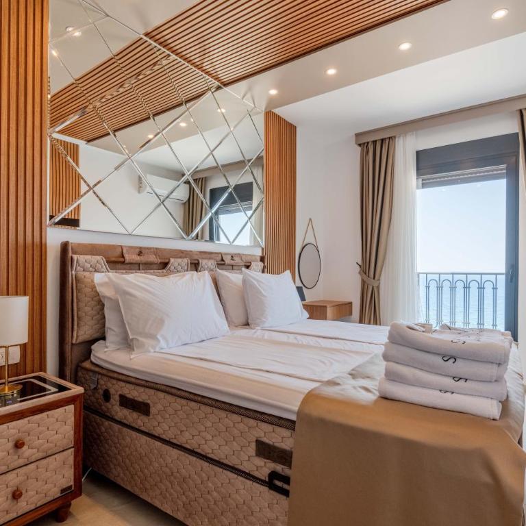 Skyline Apartments - One-Bedroom Apartment with Balcony and Sea View - 12