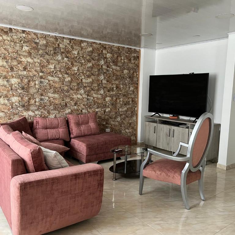 Apartamento familiar en el centro de Pereira - Three-Bedroom Apartment with Balcony - 2