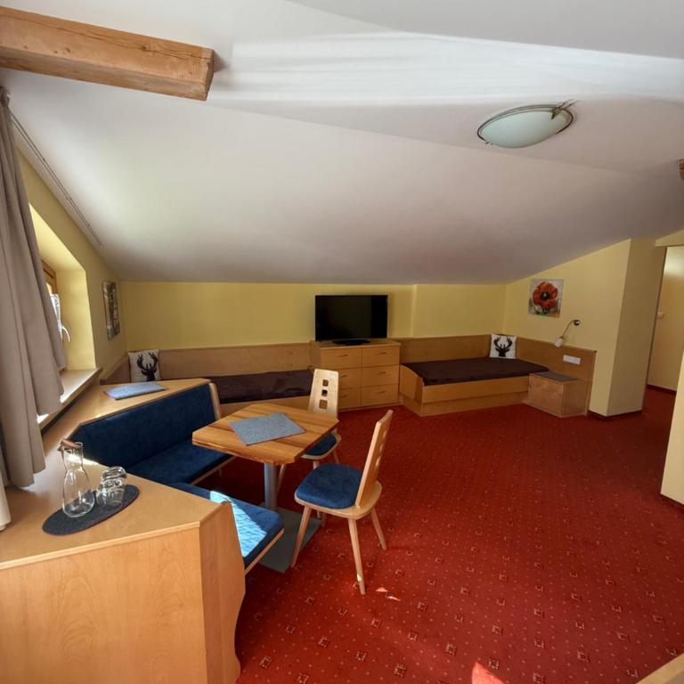 Garni Appartements Des Alpes - Camera Familiare con Vista Montagna - 2