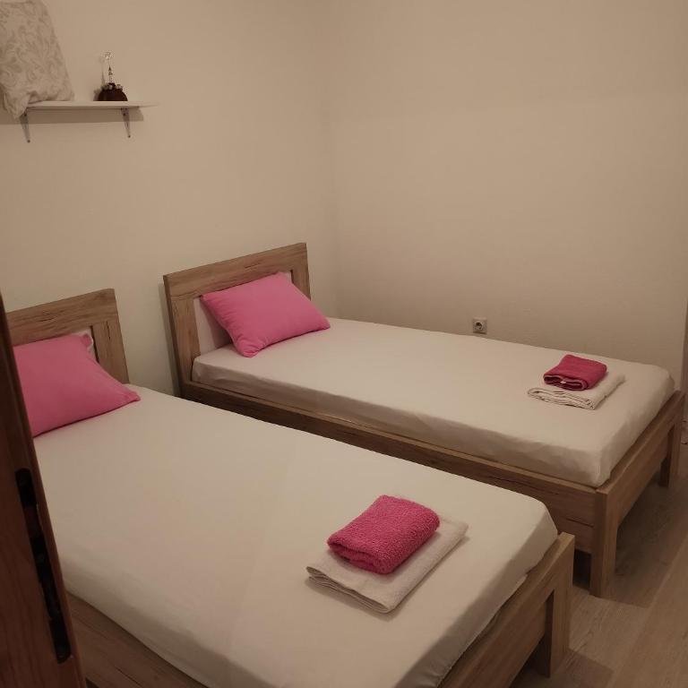 Guest house Gorica - Standardna Dvokrevetna Soba sa Bračnim Krevetom/Zasebnim Krevetima i Balkonom - 5