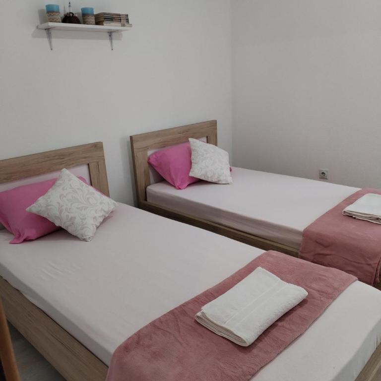 Guest house Gorica - Standardna Dvokrevetna Soba sa Bračnim Krevetom/Zasebnim Krevetima i Balkonom - 1