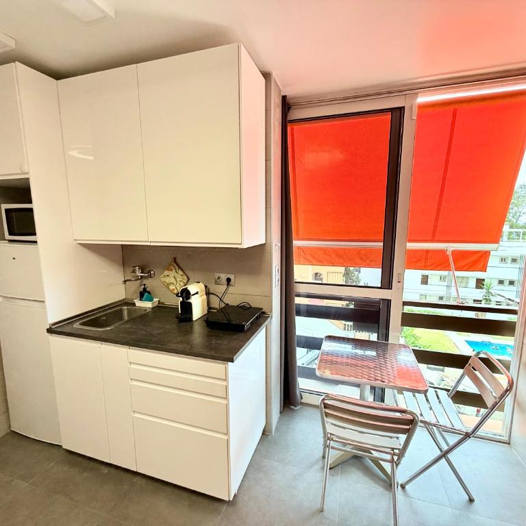 Newly renovated beach studio - One-Bedroom Apartment - 21