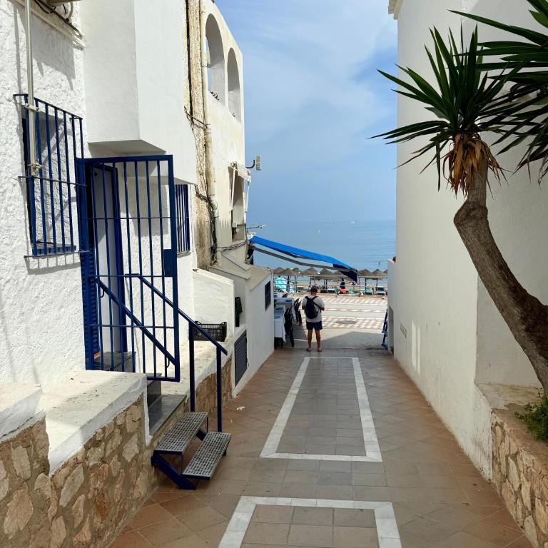 Newly renovated beach studio - One-Bedroom Apartment - 29