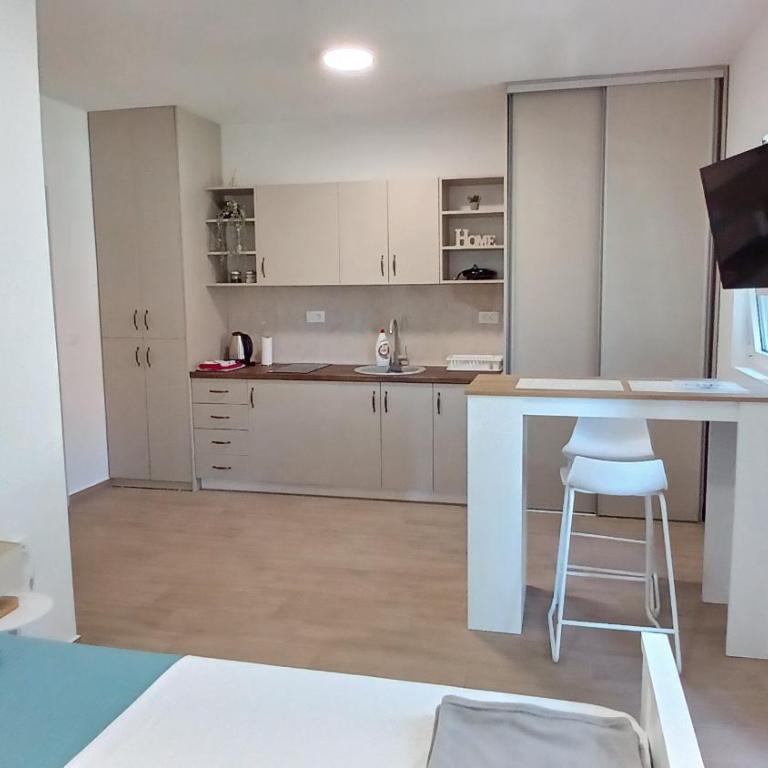 Apartments Tiha noć Kotor - Studio with Garden View - 1
