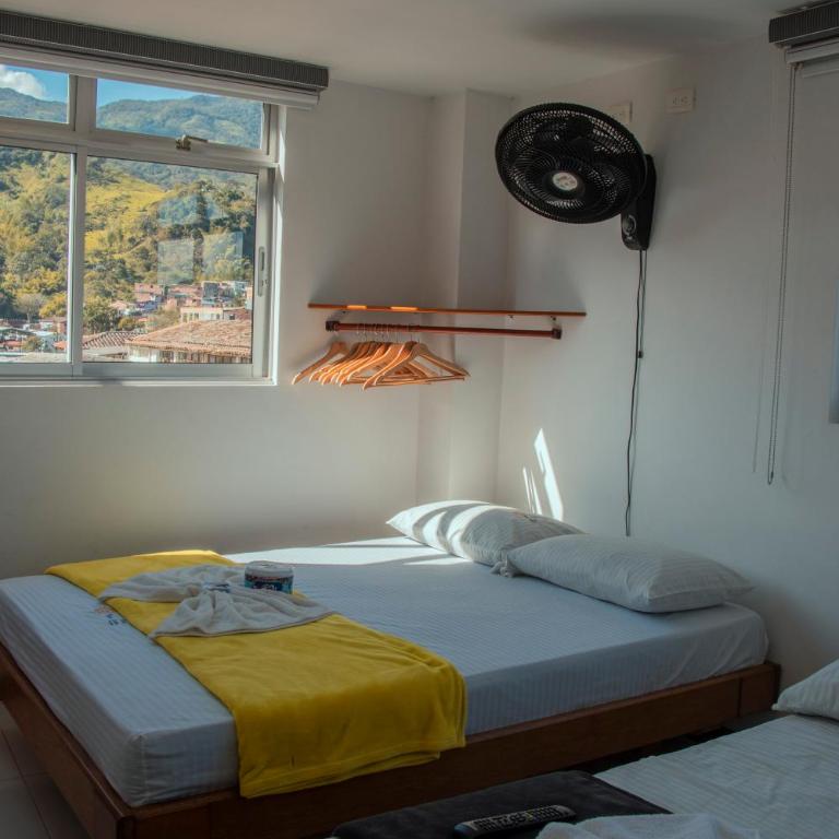Hotel Plaza Centro Cocorná - Habitación con 2 camas grandes - 4