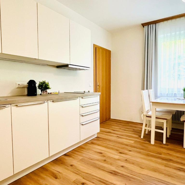 SEENZeit Apartments - Apartment mit 1 Schlafzimmer, Balkon und Bergblick - 5