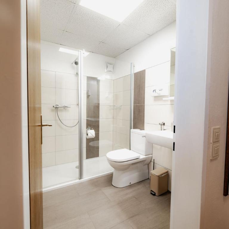 SEENZeit Apartments - Apartment mit 1 Schlafzimmer, Balkon und Bergblick - 15