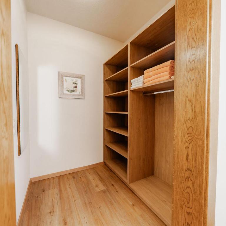 SEENZeit Apartments - Apartment mit 1 Schlafzimmer, Balkon und Bergblick - 7