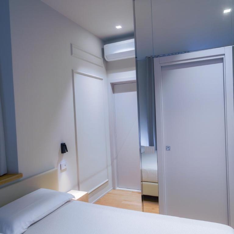 Virginia Madre Luxury Rooms - Boutique Guest House - Camera Matrimoniale Deluxe con Balcone - 9
