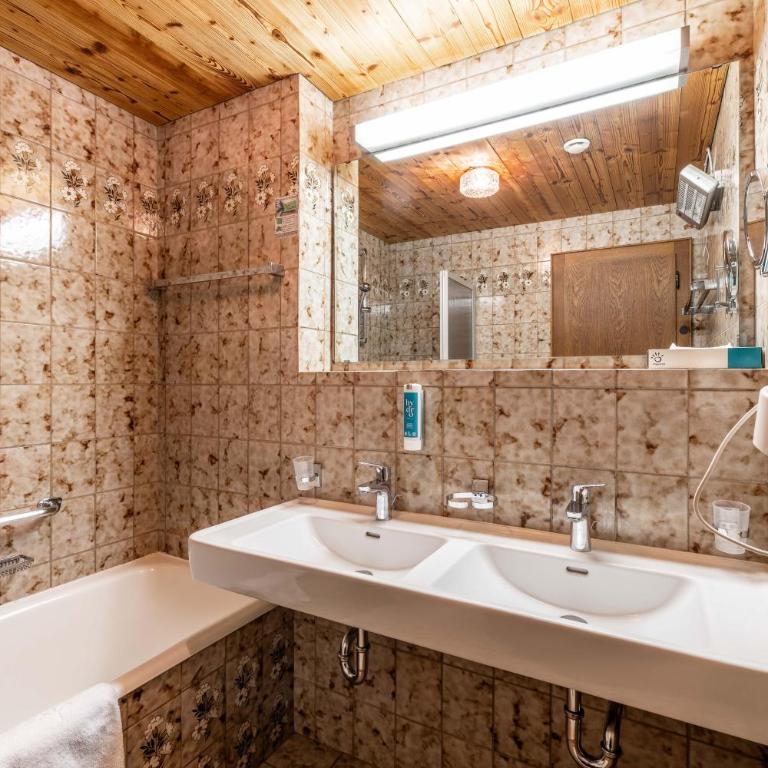 keyone rooms Finkenberg - Dreibettzimmer mit Bergblick - 10