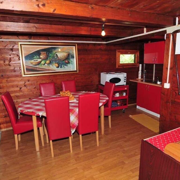 Vikendica na obali rijeke Bojane sa velikim dvoristem, parkingom ljetnjom kuhinjom i mjestom za rostilj - Kuća sa 3 Spavaće Sobe - 2