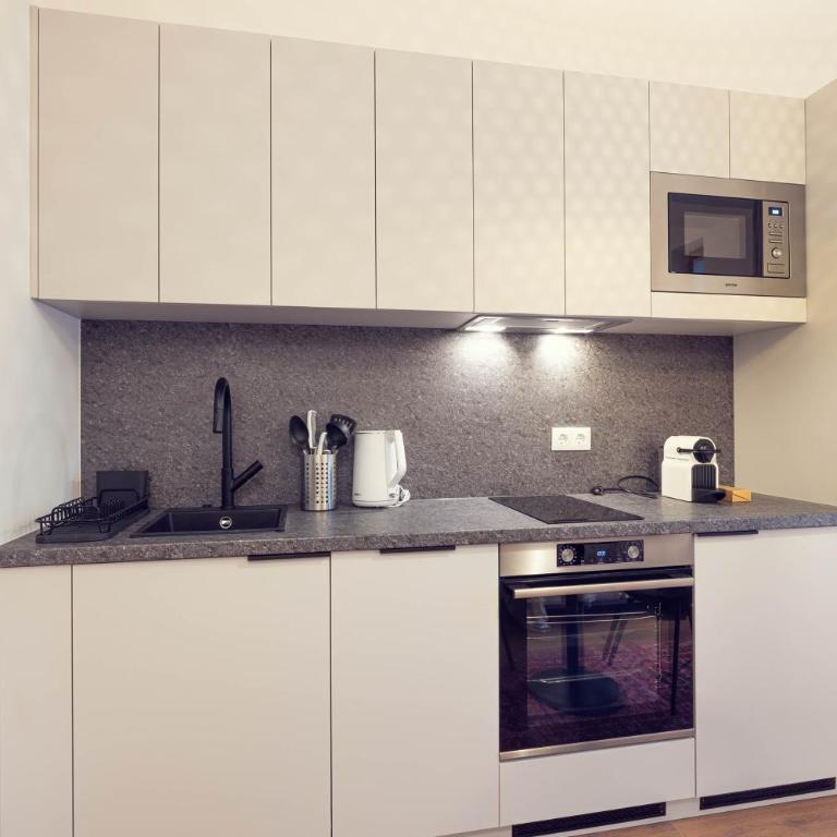 LeonArt Living 23 - Deluxe Studio - 2
