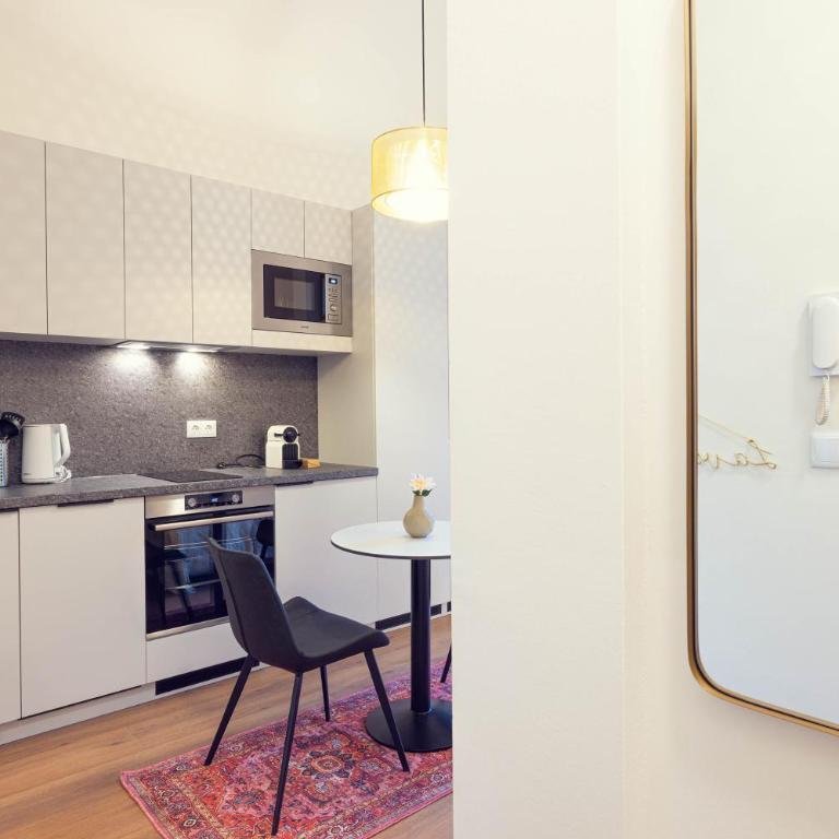 LeonArt Living 23 - Deluxe Studio - 11