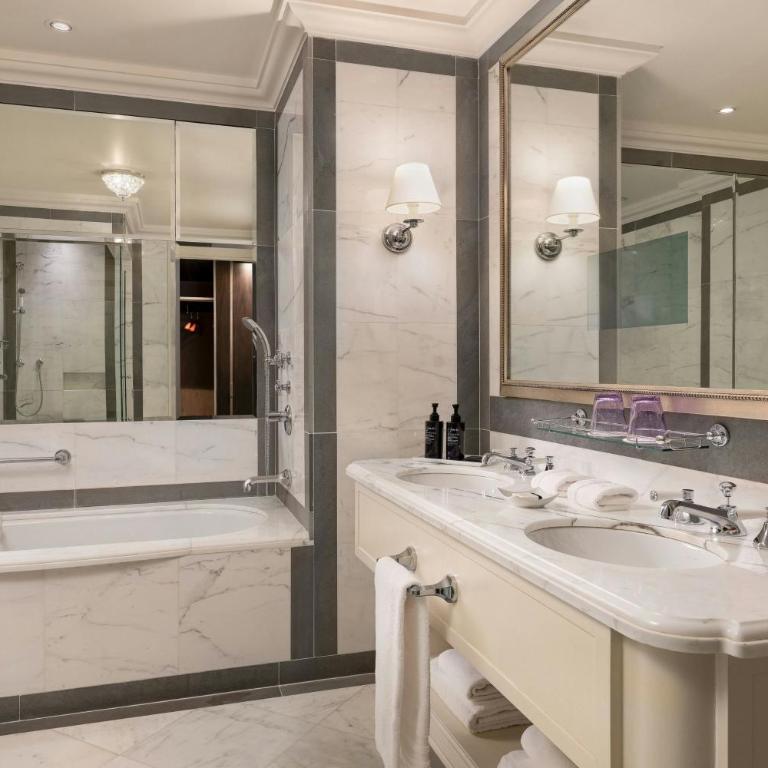 The St. Regis Florence - Contemporary Luxury King Suite with River View - 2