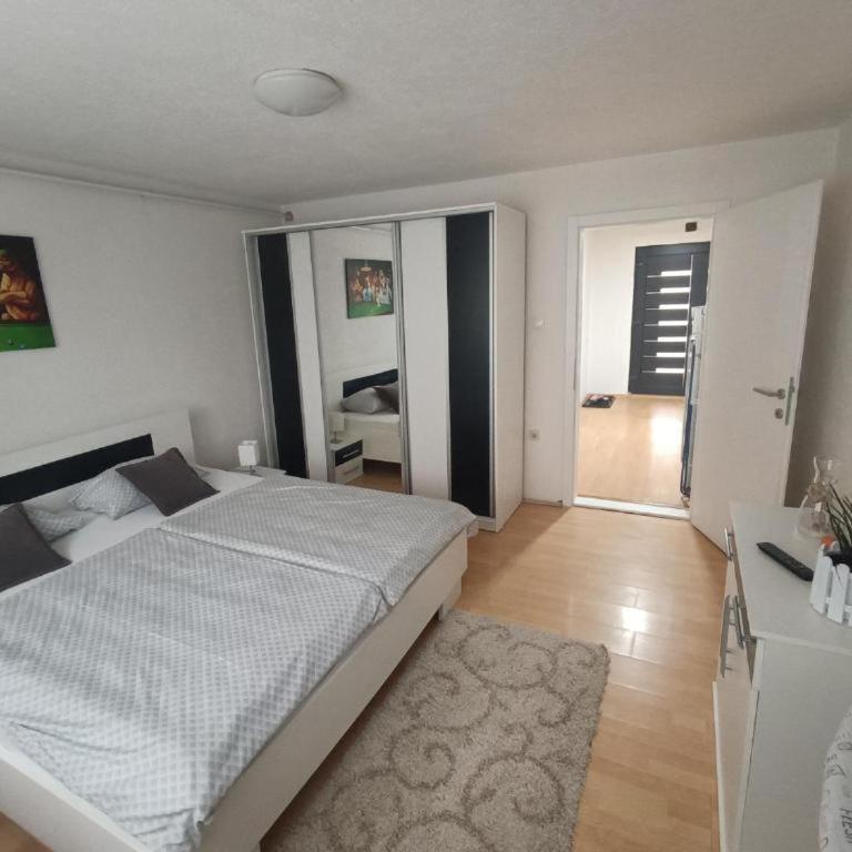 Apartman Hill - Two-Bedroom Apartment - 13