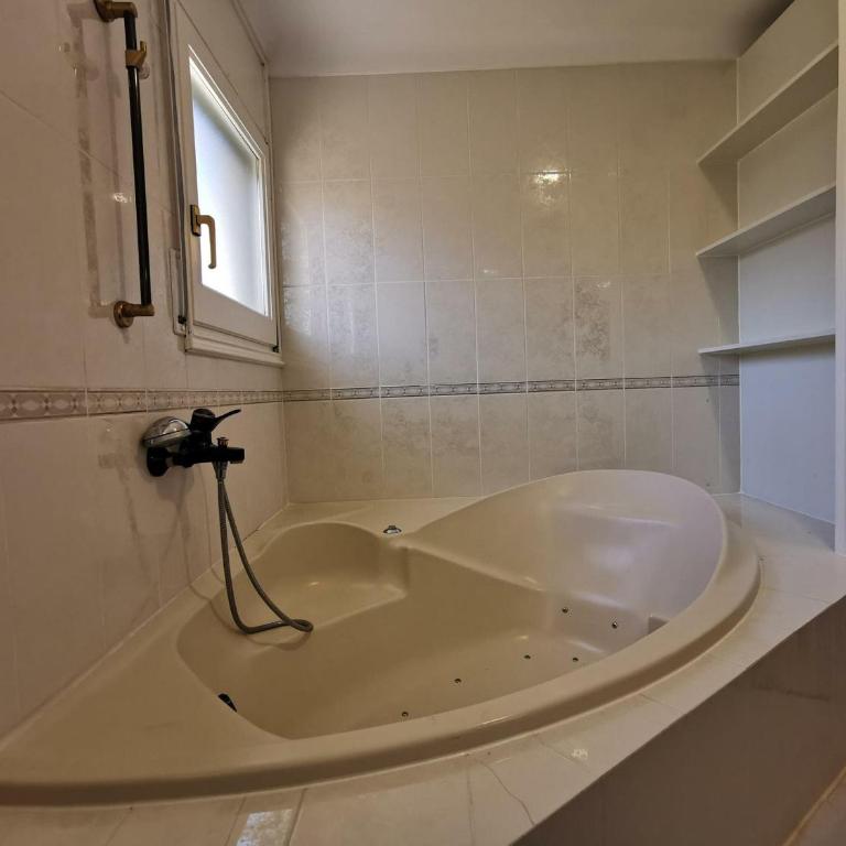 Apartamento acogedor a 400m de la playa en Llançà, con terraza y baño hidromasaje - ES-89-135 - Apartment - 11