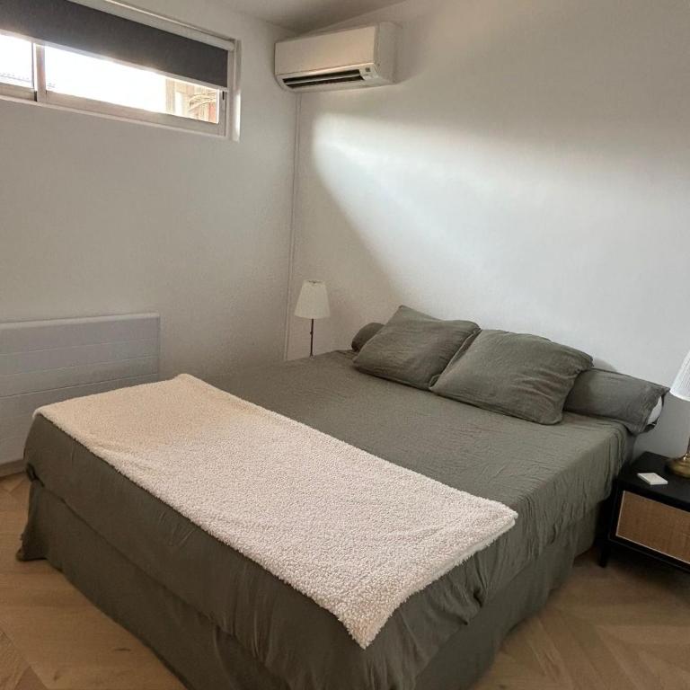 Duplex avec grande terrasse vieux port parking gratuit - Three-Bedroom Apartment - 7
