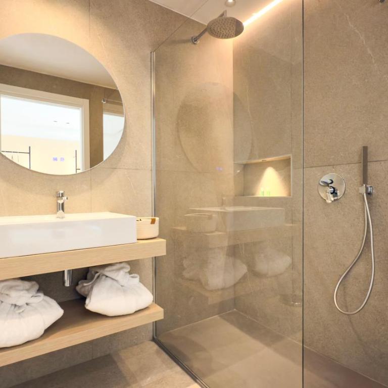 Regina Elena Luxury Apartments - Zimmer mit Kingsize-Bett und Meerblick - 2