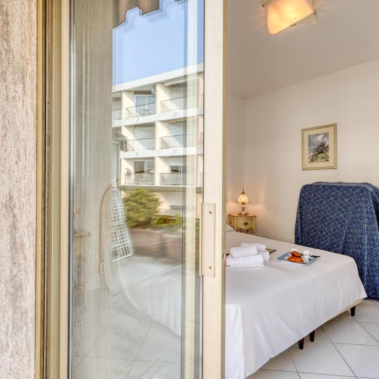 Port & Pool Hideaway - Happy Rentals - Apartment with Terrace - 7