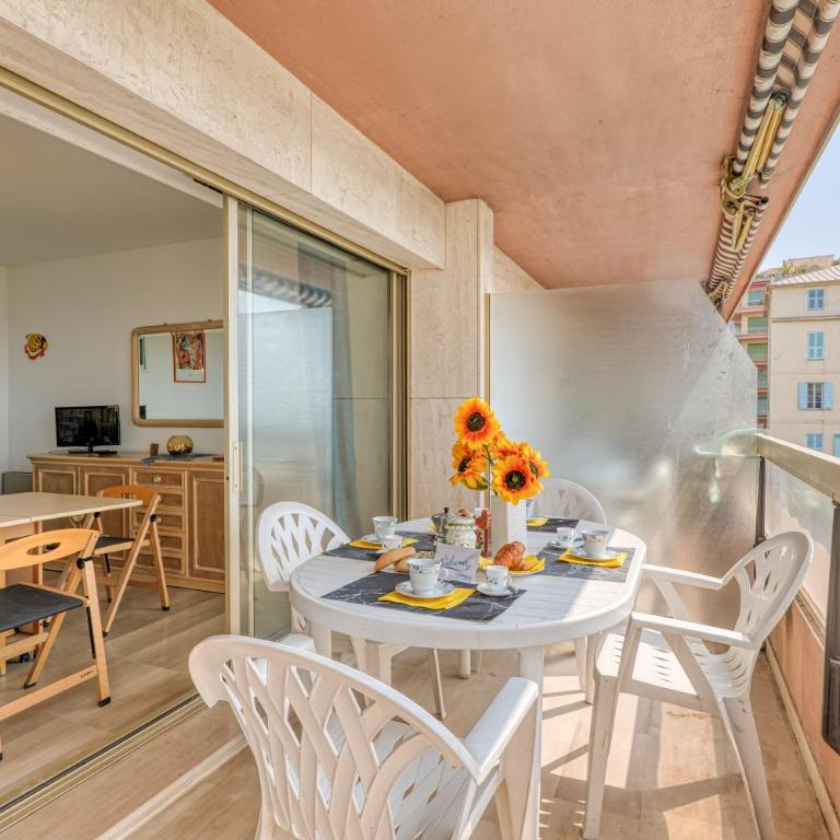 Port & Pool Hideaway - Happy Rentals - Apartment with Terrace - 12
