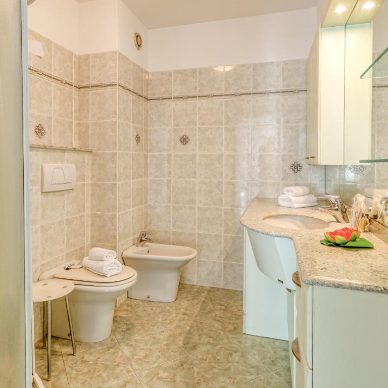 Port & Pool Hideaway - Happy Rentals - Apartment with Terrace - 26
