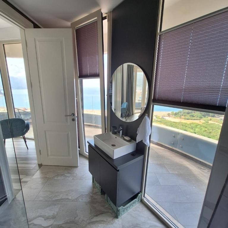 Skyline sea view apartment - One-Bedroom Apartment with Balcony and Sea View - 12
