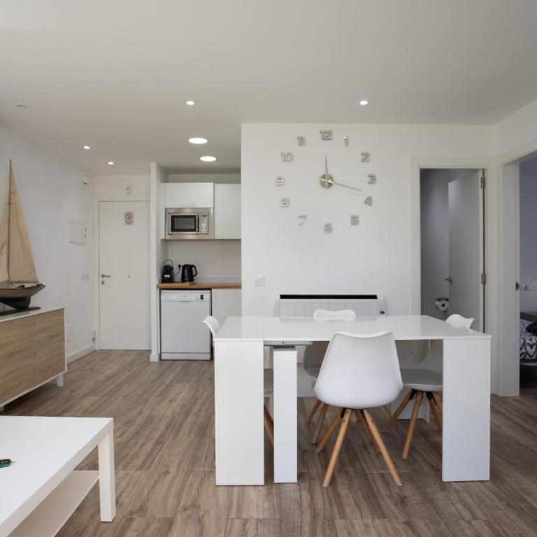 Apartament amb piscina i aparcament - Baixos amb jardinet - Apartamento de 2 dormitorios - 1