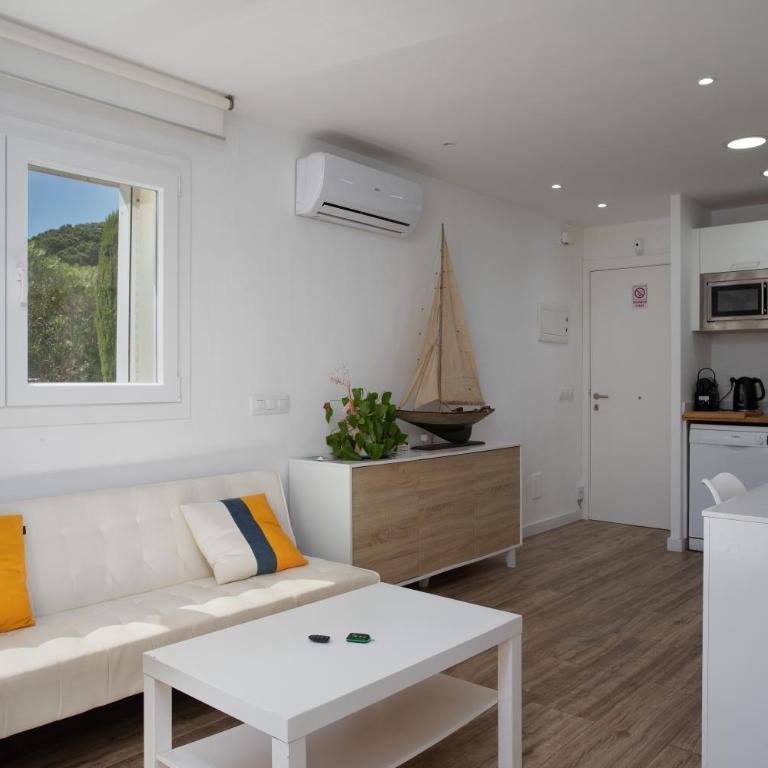 Apartament amb piscina i aparcament - Baixos amb jardinet - Apartamento de 2 dormitorios - 4