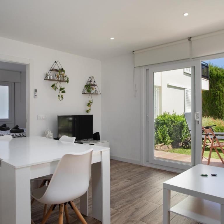 Apartament amb piscina i aparcament - Baixos amb jardinet - Apartamento de 2 dormitorios - 3