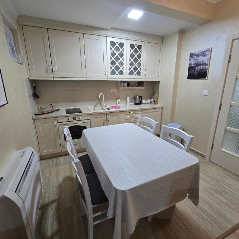 Jolly Apartment - One-Bedroom Apartment - 3