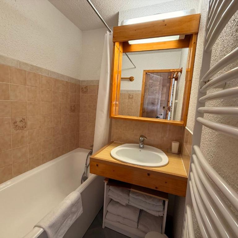 Studio cabine rénové 4 personnes, balcon sud, garage inclus - FR-1-293-152 - Studio - 17