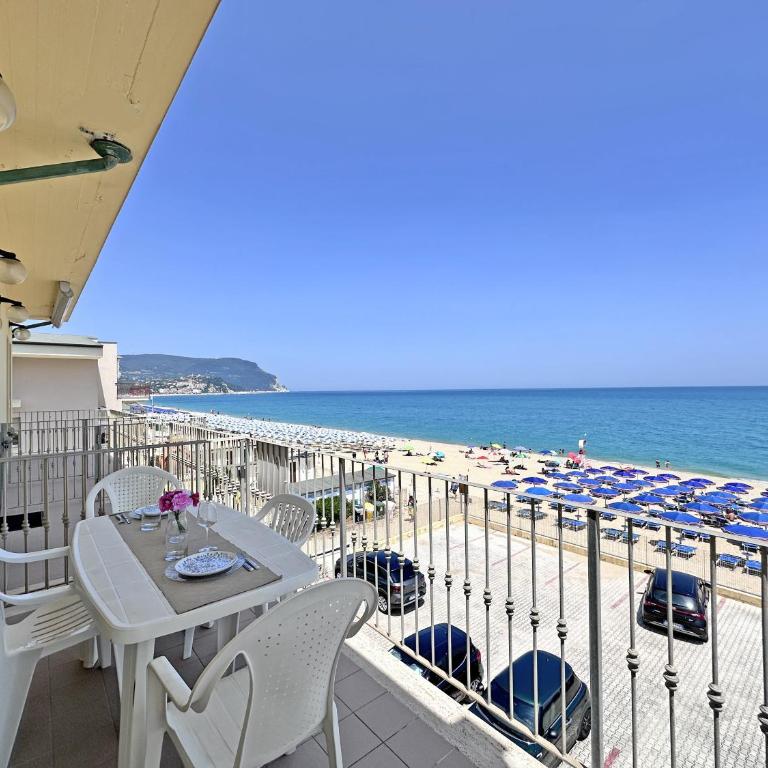 804 - Posizione unica! Bilocale fronte mare in centro a Marcelli, con posto auto privato - SPIAGGIA INCLUSA - One-Bedroom Apartment - 1