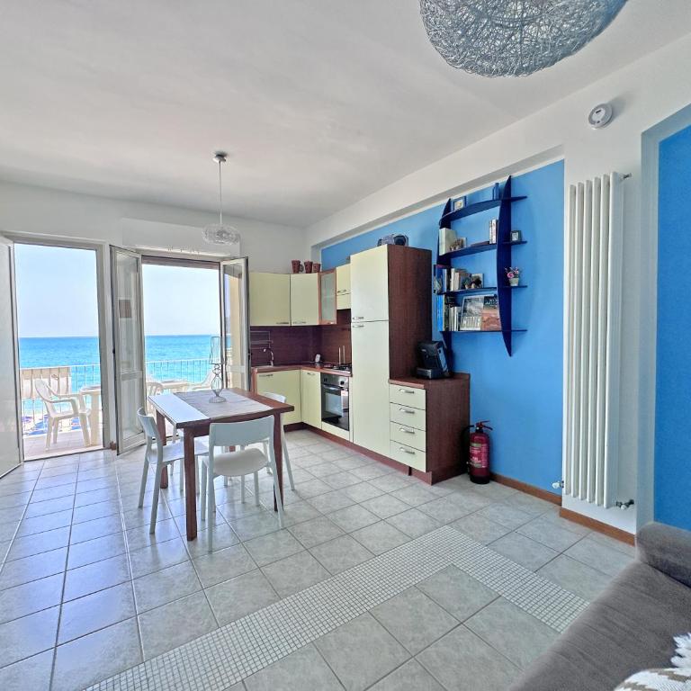804 - Posizione unica! Bilocale fronte mare in centro a Marcelli, con posto auto privato - SPIAGGIA INCLUSA - One-Bedroom Apartment - 2