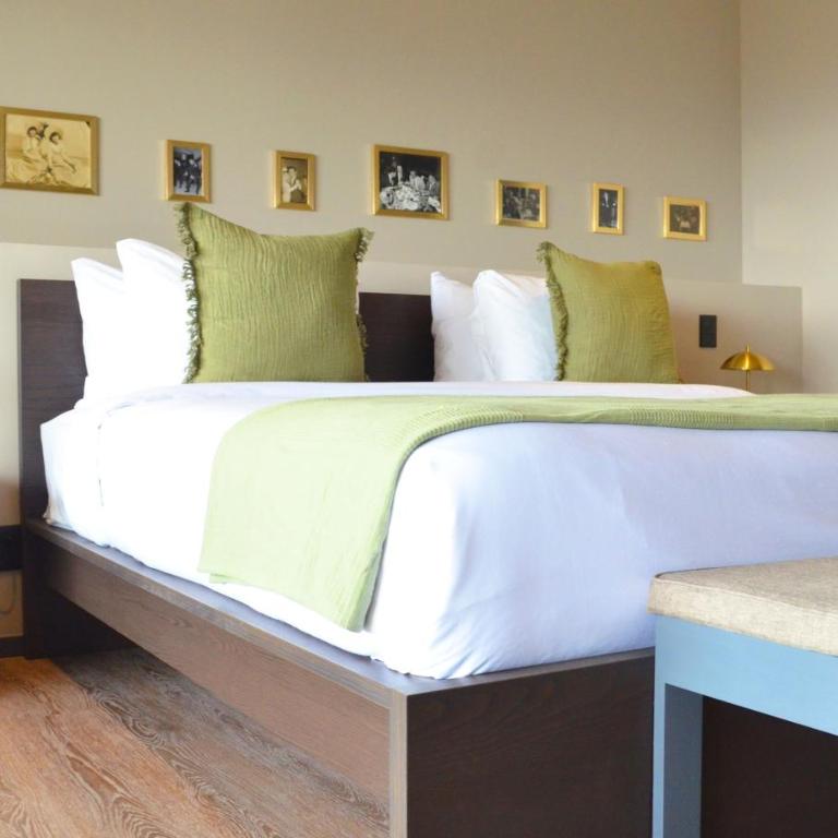 Colony Residences & Suites - King Suite with Balcony - 3