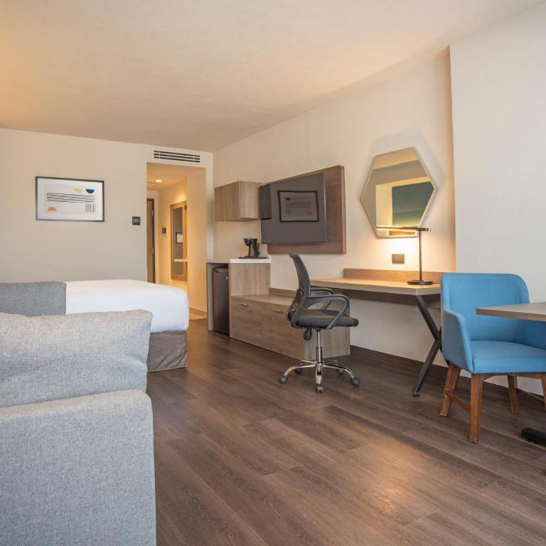 Holiday Inn Express Guadalajara Expo by IHG - Suite con cama grande y balcón - 1