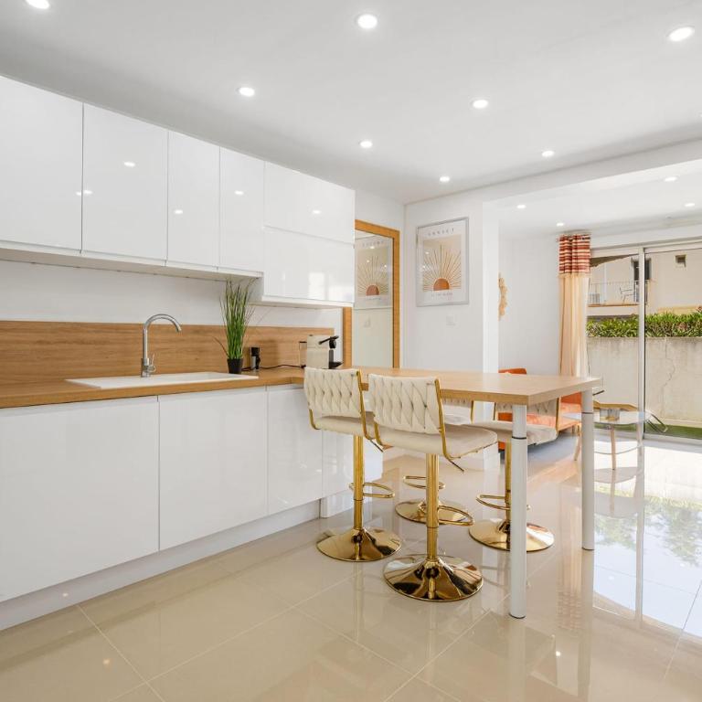 Ô Soleil Bright Apartment with Terrace and Private Parking - Apartment - 1