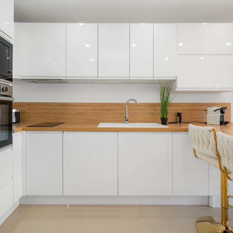 Ô Soleil Bright Apartment with Terrace and Private Parking - Apartment - 2
