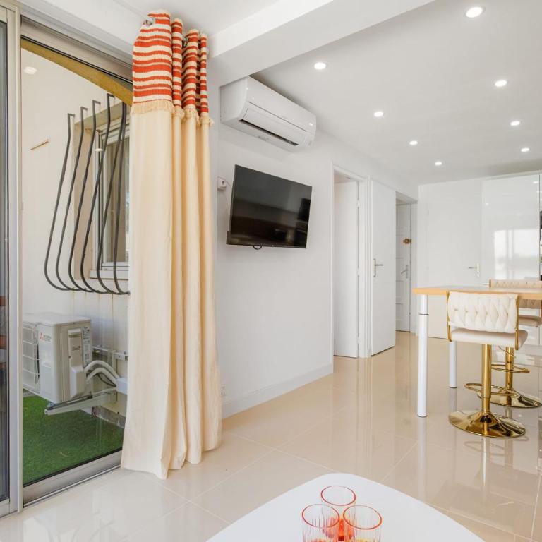Ô Soleil Bright Apartment with Terrace and Private Parking - Apartment - 5