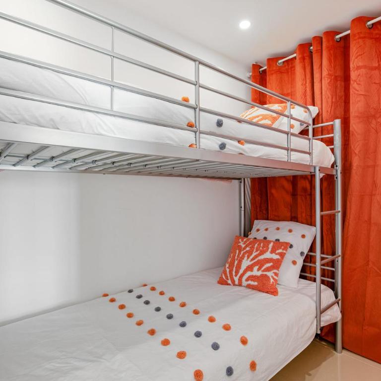 Ô Soleil Bright Apartment with Terrace and Private Parking - Apartment - 14