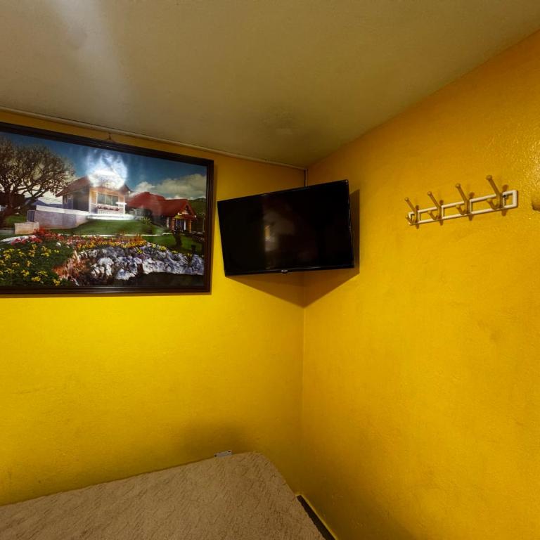 Hotel Jimmy Latacunga - Quadruple Room with Private Bathroom - 1