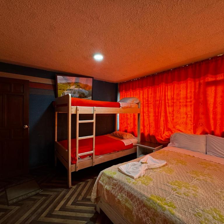 Hotel Jimmy Latacunga - Family Room with Private Bathroom - 2