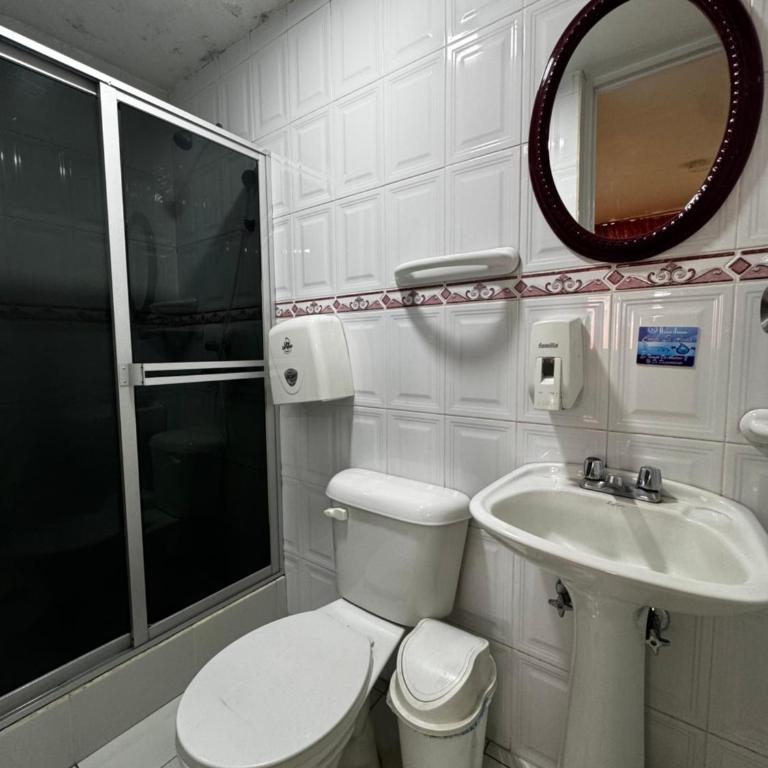 Hotel Jimmy Latacunga - Quadruple Room with Private Bathroom - 2