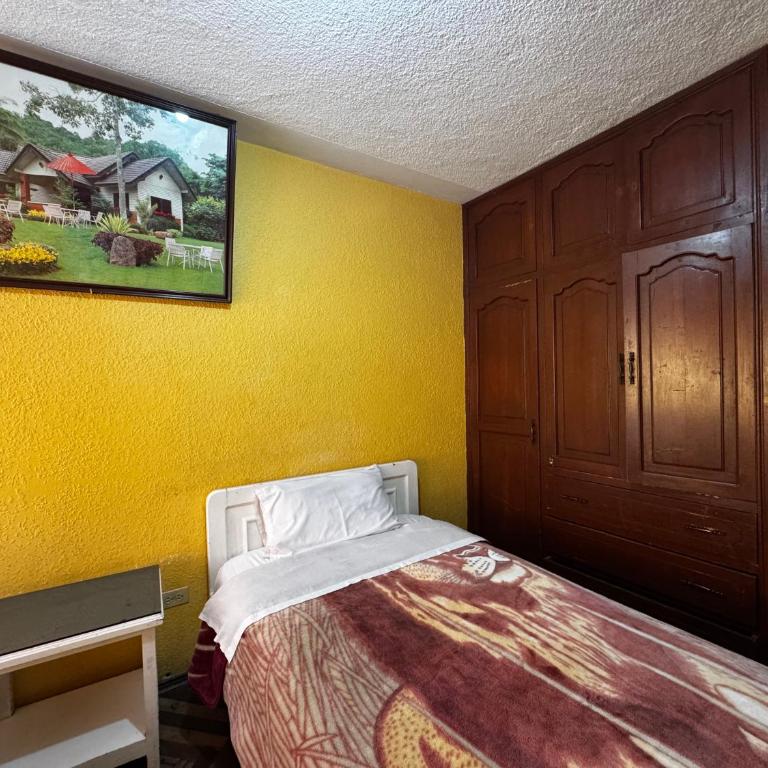 Hotel Jimmy Latacunga - Triple Room with Shared Bathroom - 1