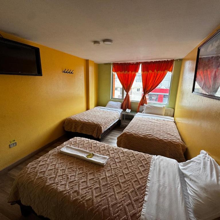 Hotel Jimmy Latacunga - Triple Room with Private Bathroom - 3